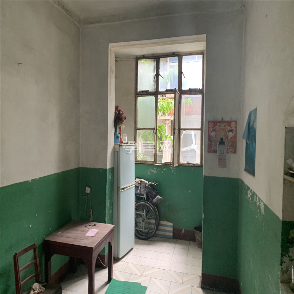 市委大院 文昌實小學位有 2樓，大院子里面 74平米76萬