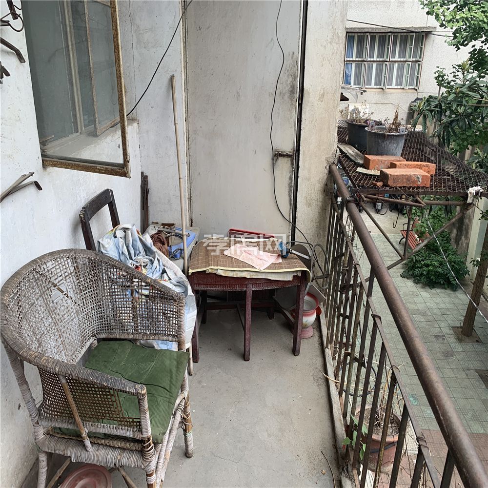 市委大院文昌實(shí)小 有2樓，大院子里面74平米76萬