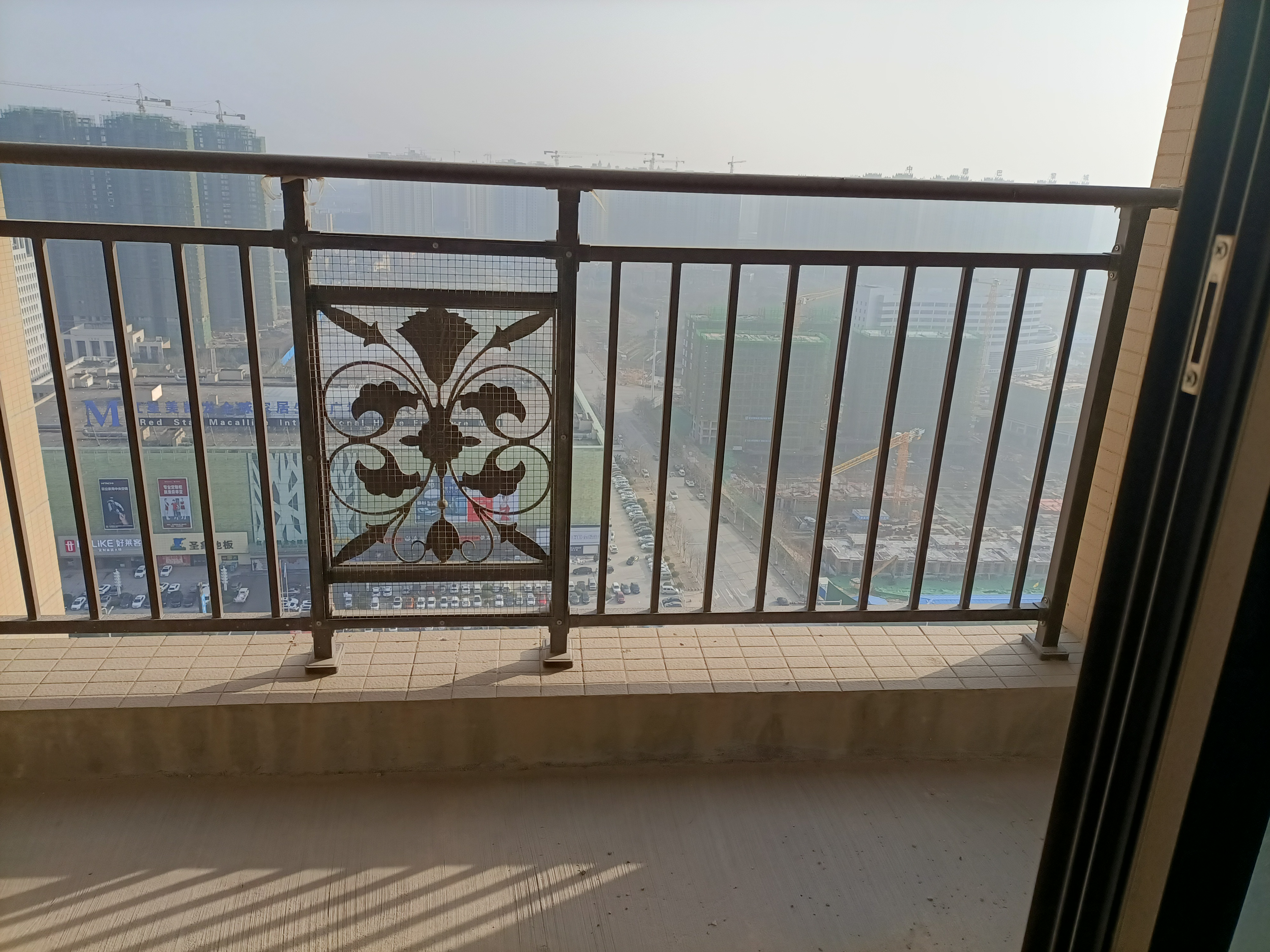 市政府旁城市中央广场，112平采光好