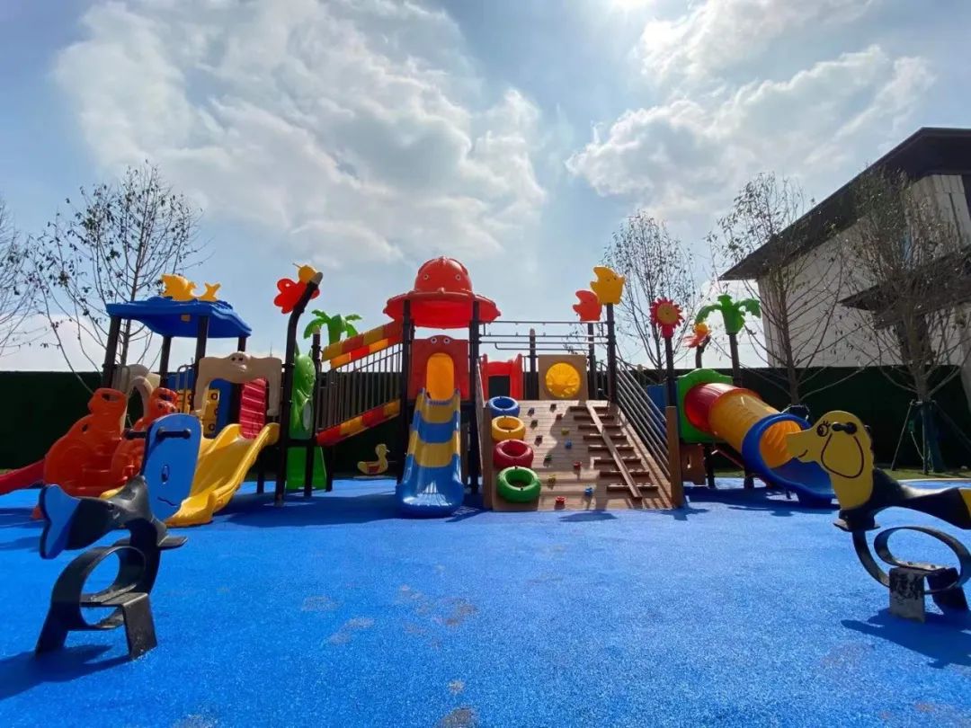 園區(qū)游樂設(shè)施實(shí)景圖