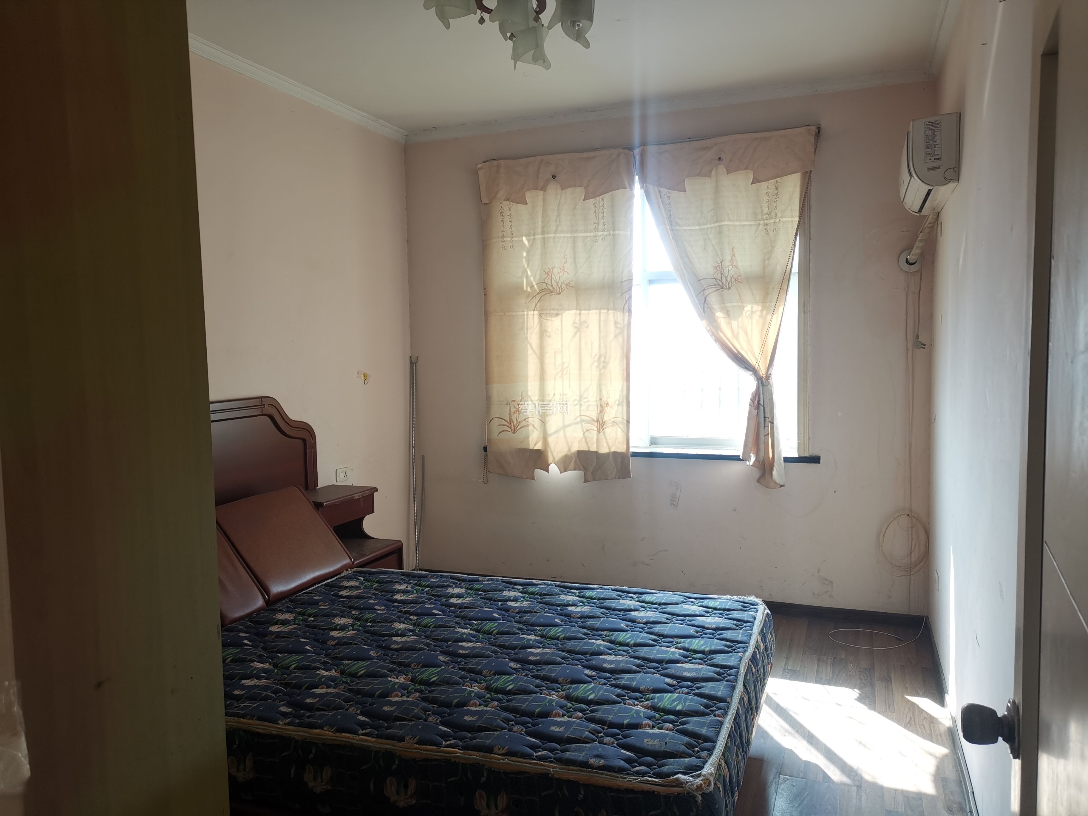 出售長征路體育場對面同昇社區(qū)4室2廳1廚1衛(wèi)152平米