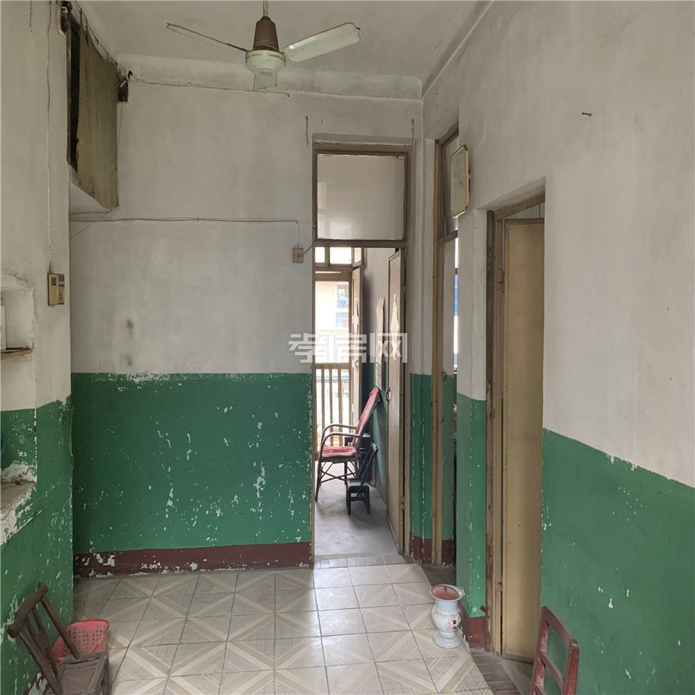 市委大院文昌實(shí)小 有2樓，大院子里面74平米76萬