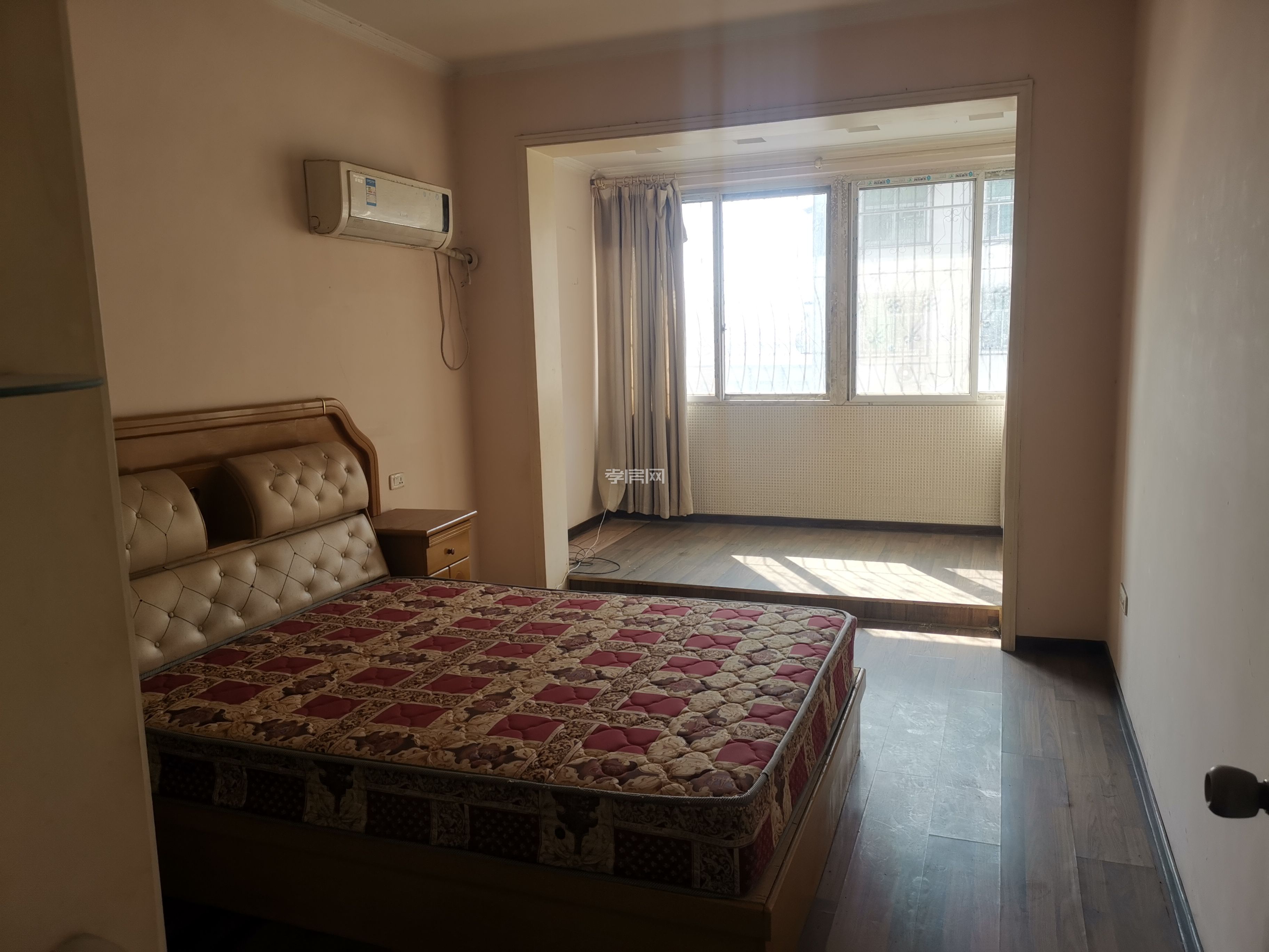 出售長征路體育場對面同昇社區(qū)4室2廳1廚1衛(wèi)152平米