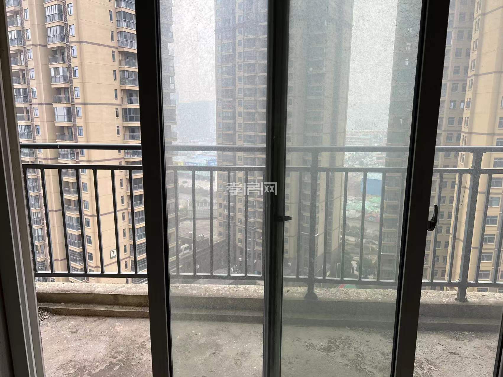 出售城南 區(qū)15樓118平毛坯房，3室2廳2衛(wèi)2陽臺，視野開闊，環(huán)境優(yōu)美