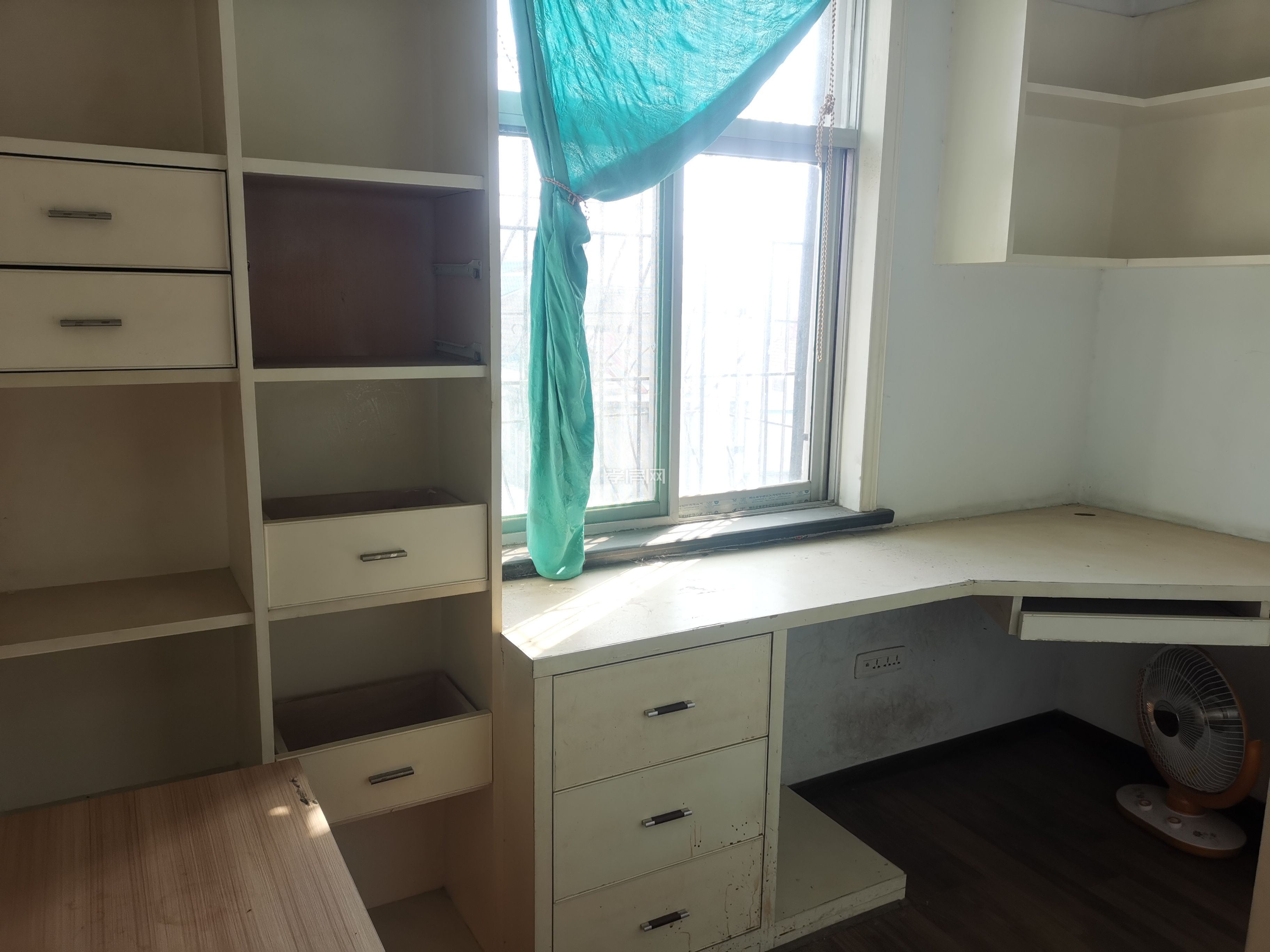 出售長征路體育場對面同昇社區(qū)4室2廳1廚1衛(wèi)152平米