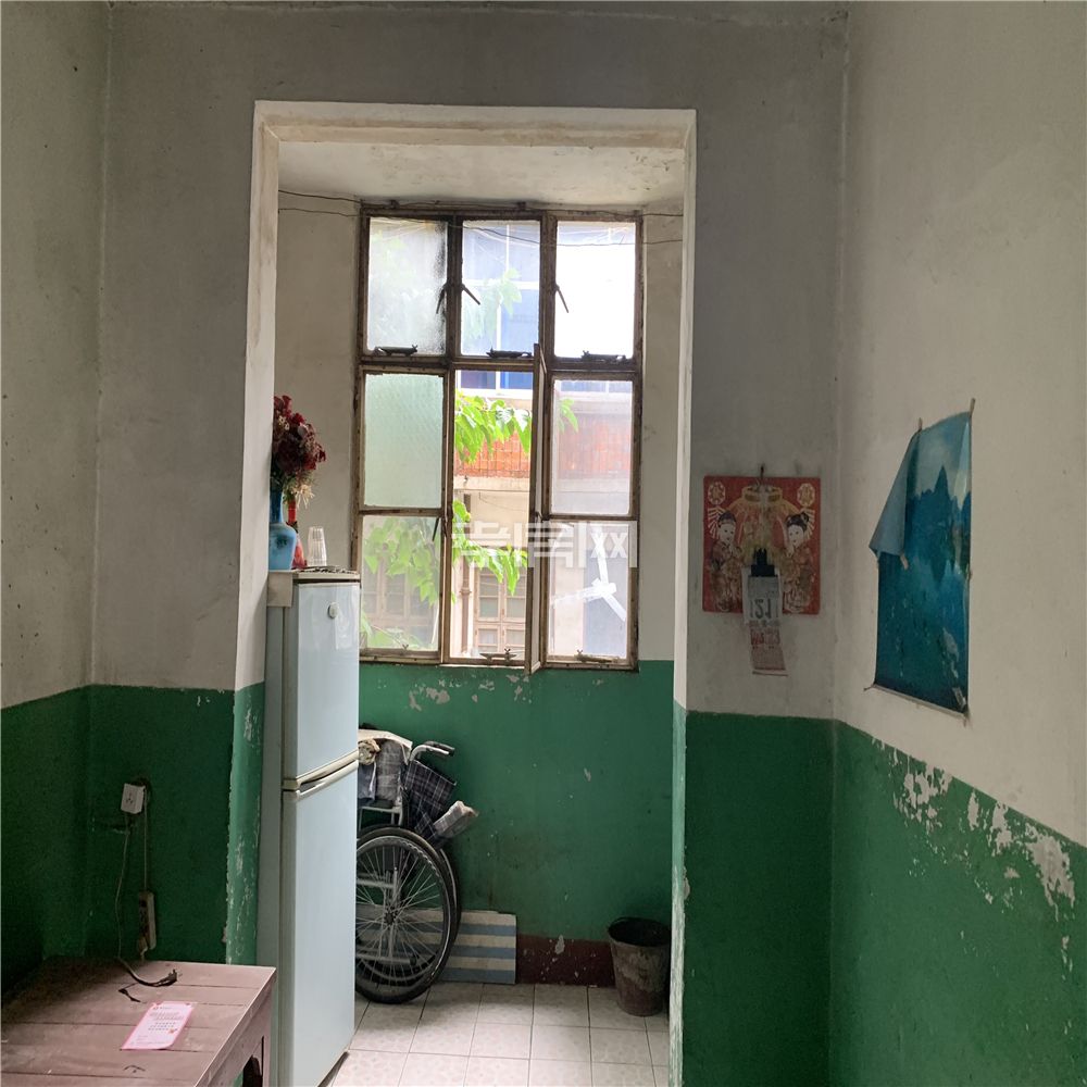 市委大院文昌實(shí)小 有2樓，大院子里面74平米76萬