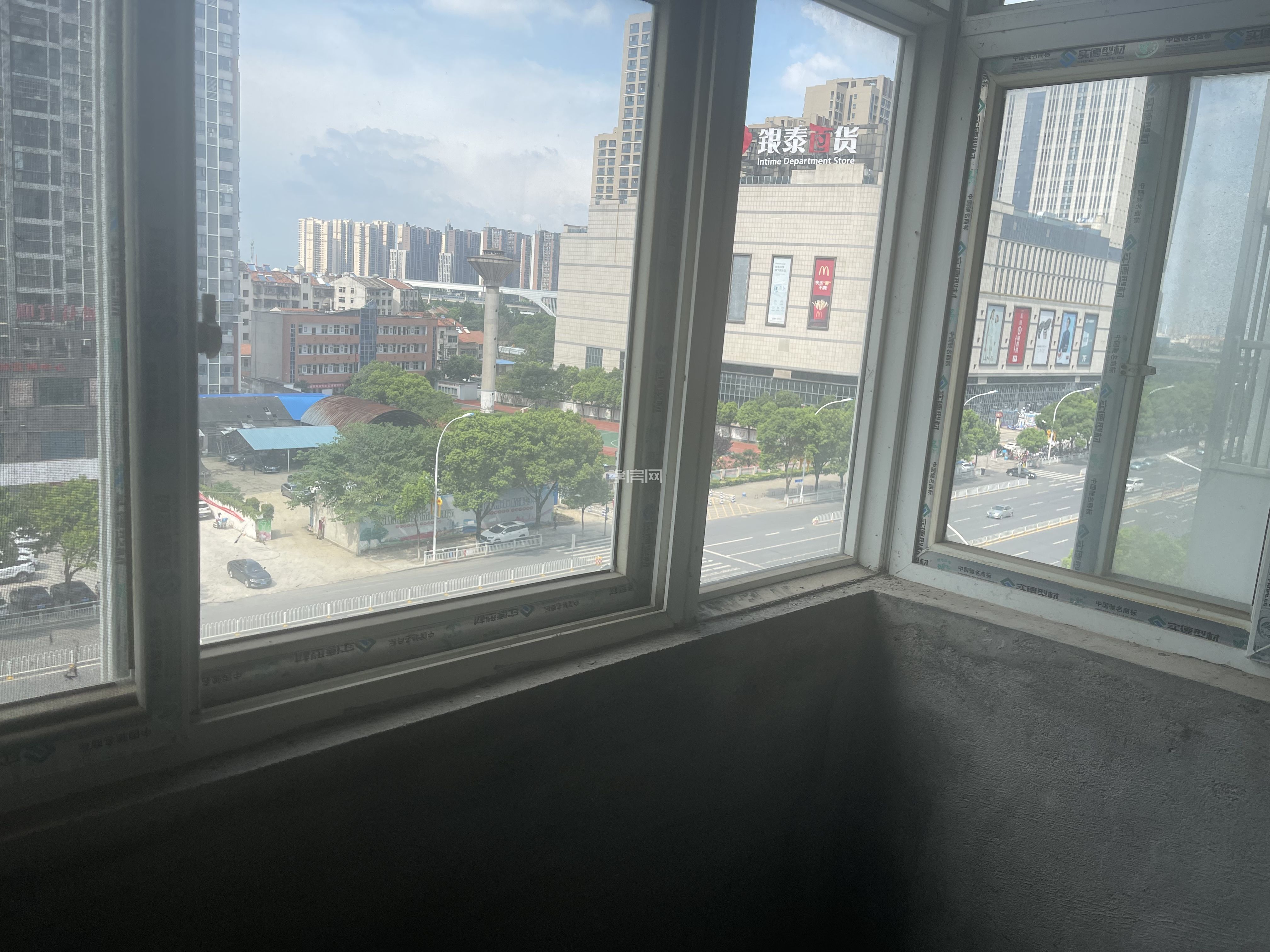 黃琪大廈7樓明年按電梯，價格 對面就是嚴橋 和銀泰城后面是丹陽中學