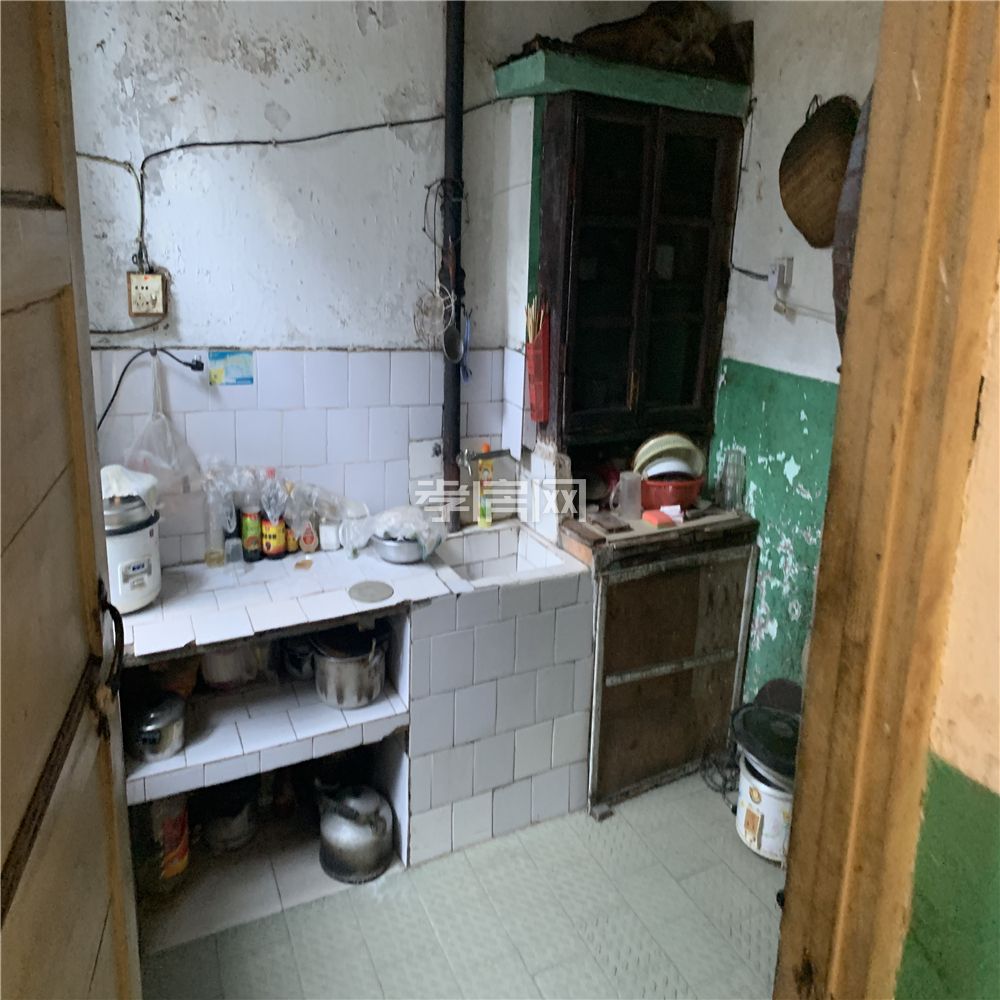 市委大院文昌實(shí)小 有2樓，大院子里面74平米76萬