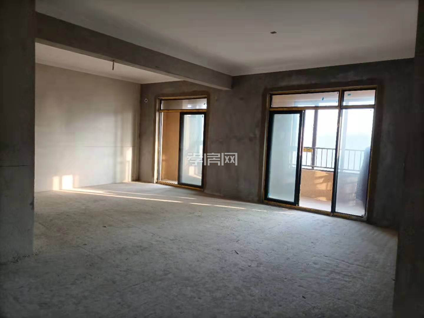 送車位！東城區(qū)中都巴黎城四室毛坯急售！