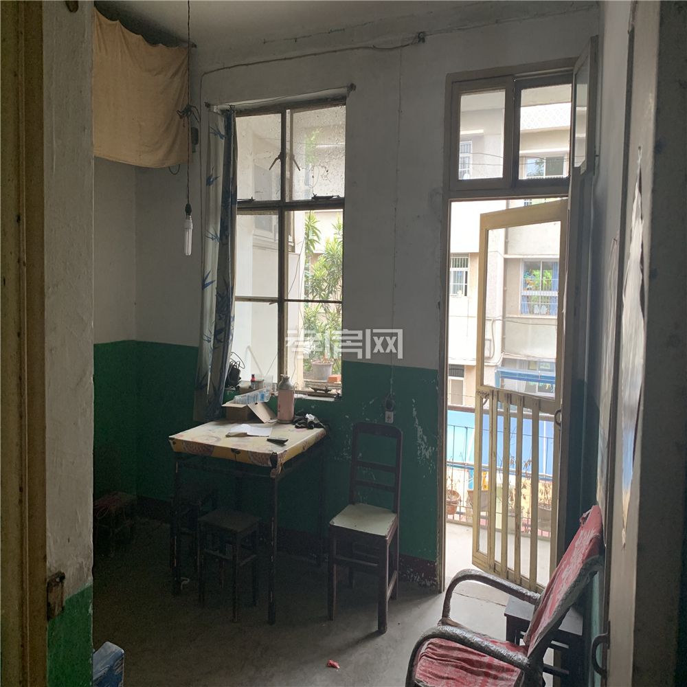 市委大院文昌實(shí)小 有2樓，大院子里面74平米76萬