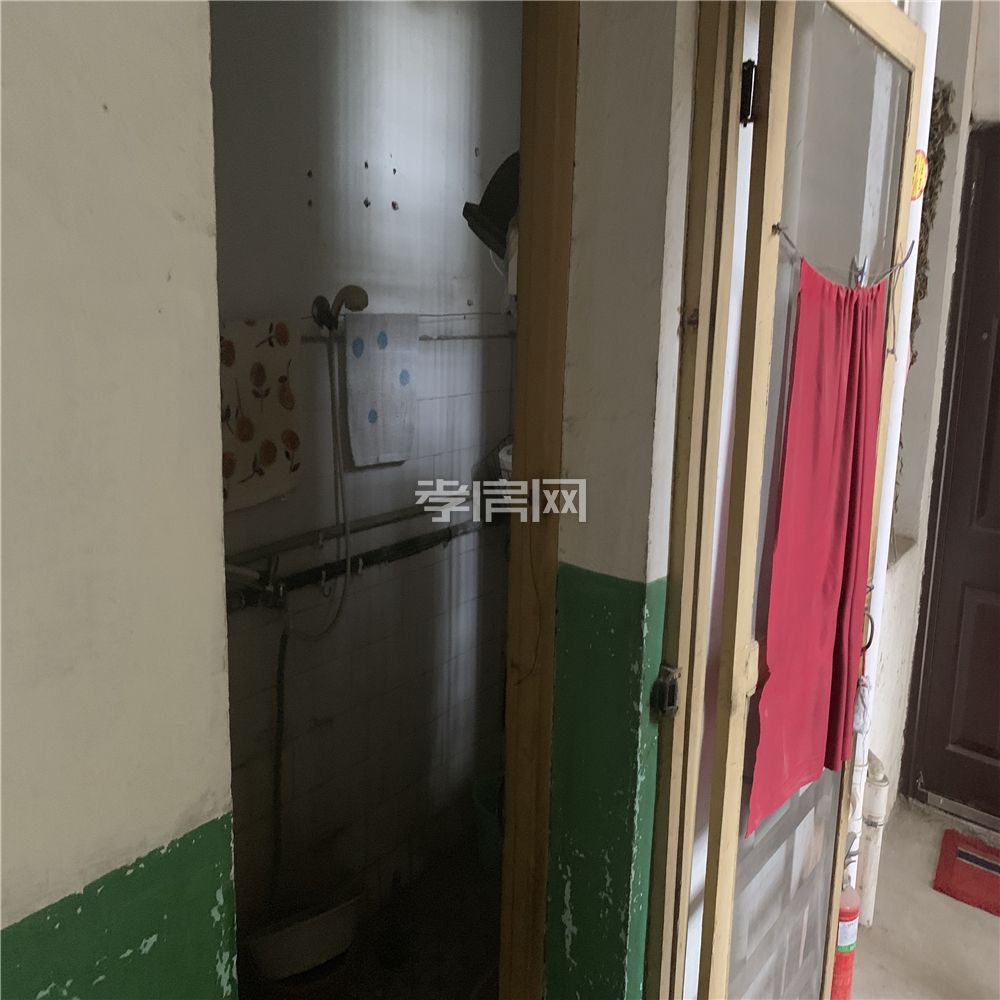 市委大院文昌實(shí)小 有2樓，大院子里面74平米76萬