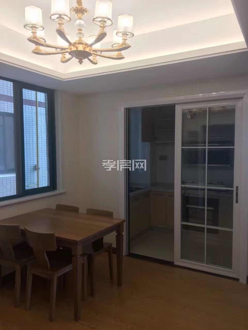 體育館附近，長(zhǎng)征路與體育路交匯處