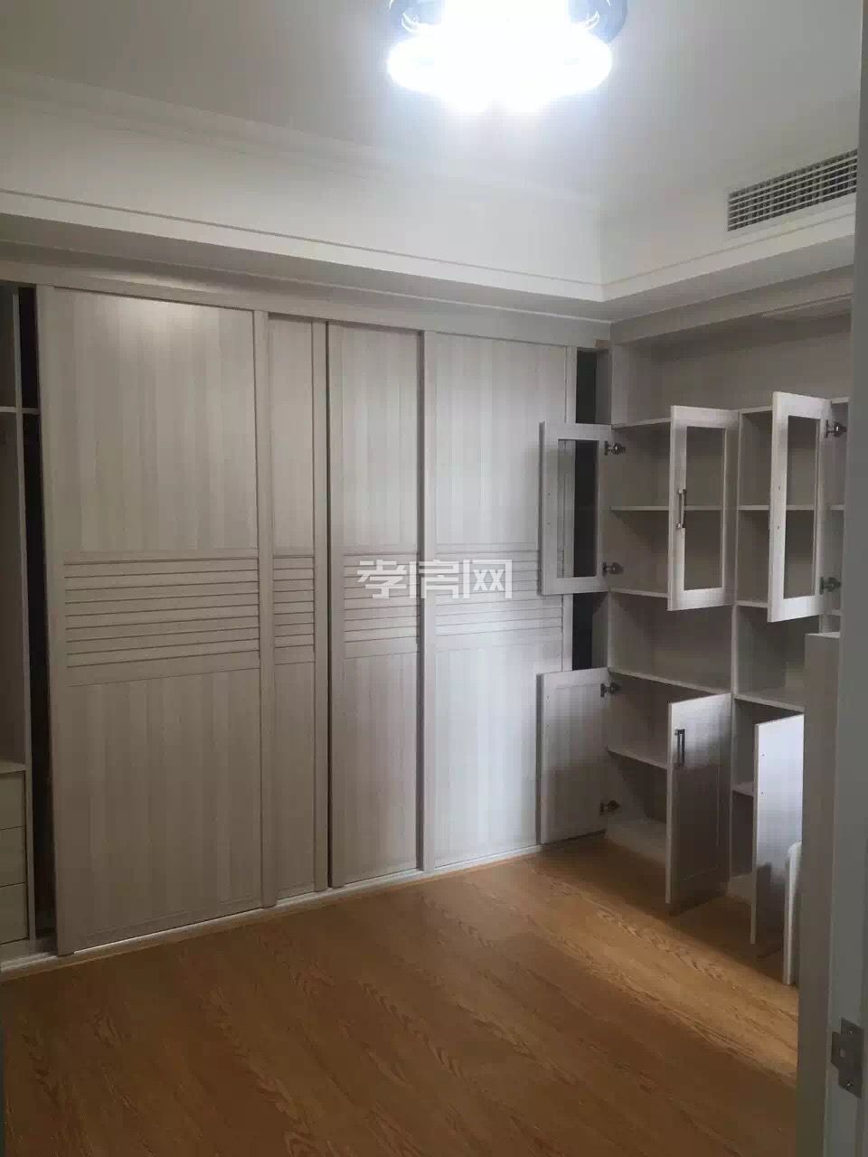 體育館附近，長(zhǎng)征路與體育路交匯處