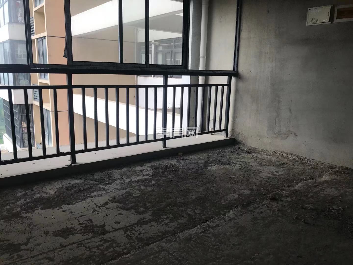  景觀房，樓前是城關(guān)九年義務  后面是濕地公園