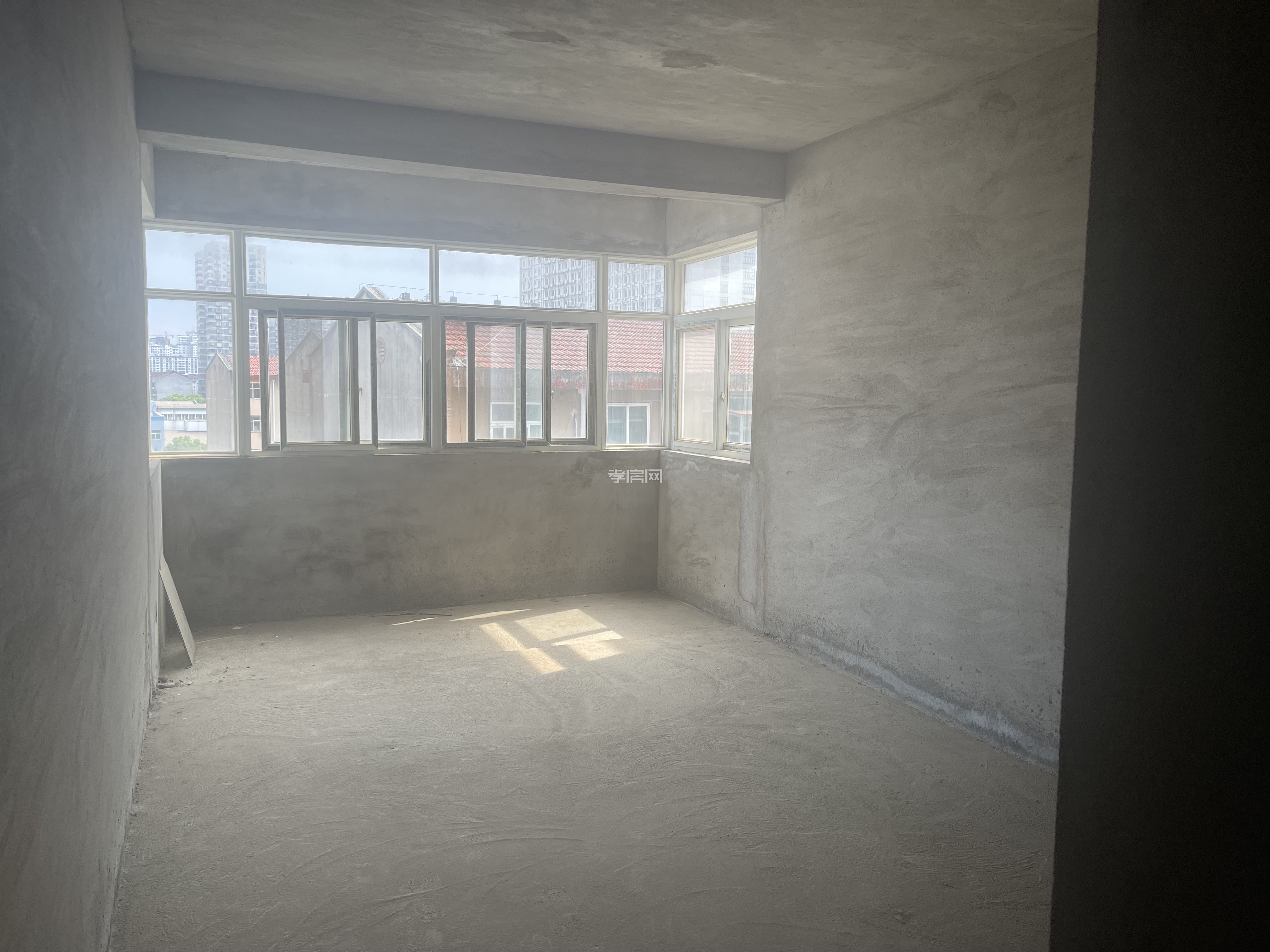 黃琪大廈7樓明年按電梯，價(jià)格勁爆 對(duì)面就是嚴(yán)橋小學(xué)和銀泰城  后面是丹陽(yáng)中學(xué)