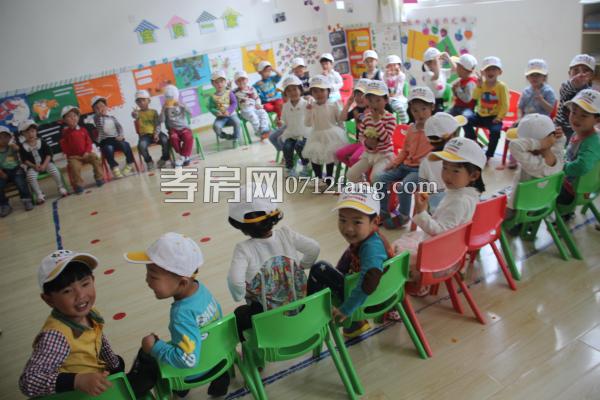 給小朋友送帽子