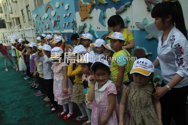 給小朋友送帽子