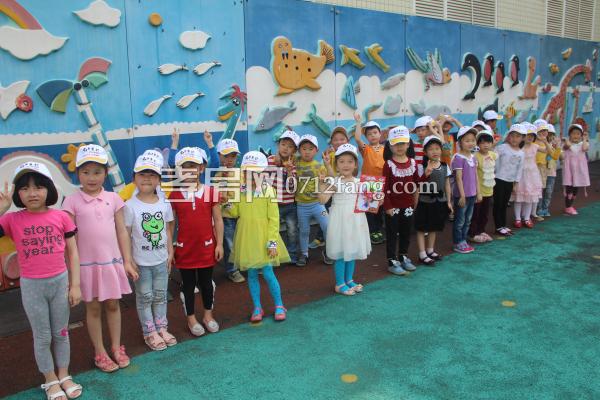 給小朋友送帽子