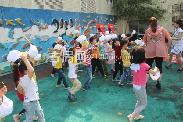 給小朋友送帽子