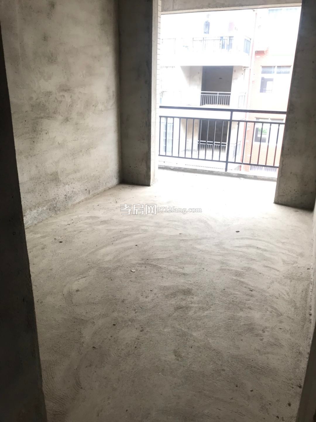 三軍帥府三房，好樓層南北通透，好采光。有證