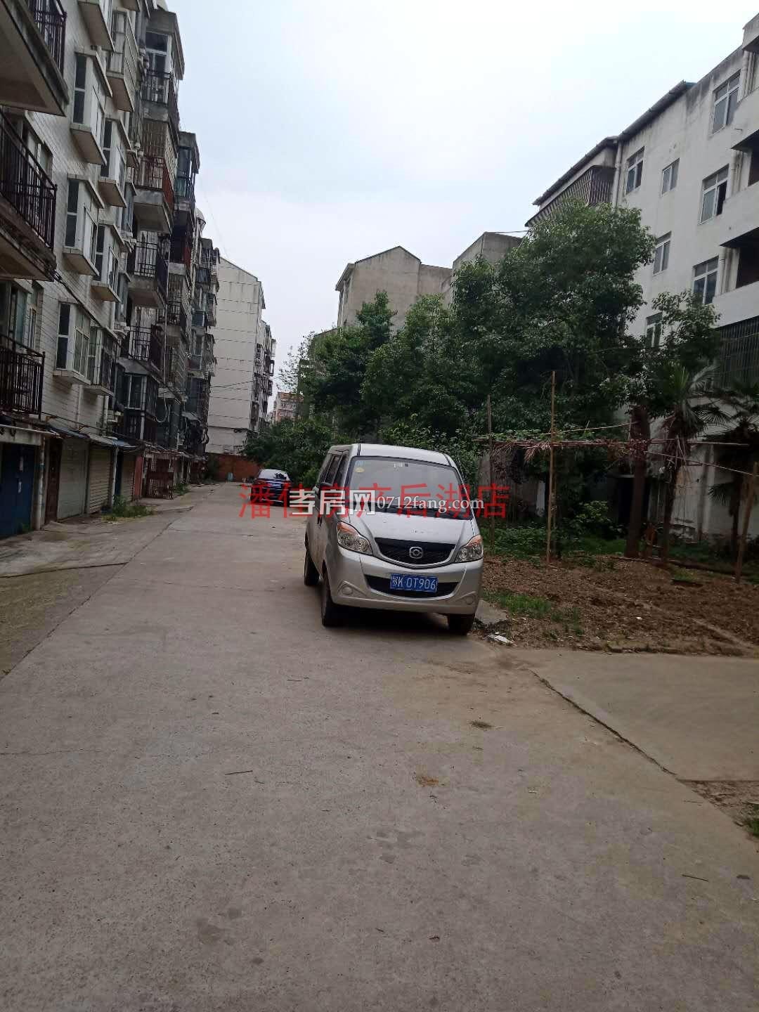 滿二掛口有證出讓地2室2廳1衛(wèi)毛坯111平2600元一平4樓