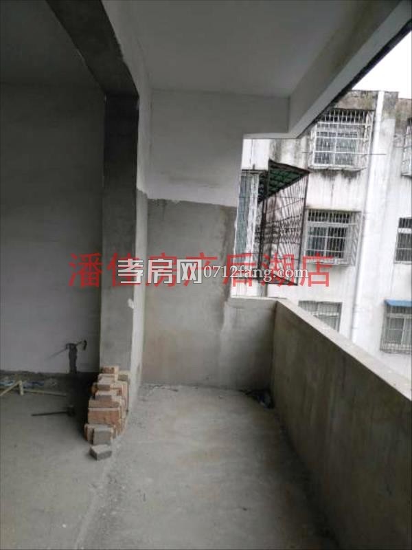 滿二掛口有證出讓地2室2廳1衛(wèi)毛坯111平2600元一平4樓