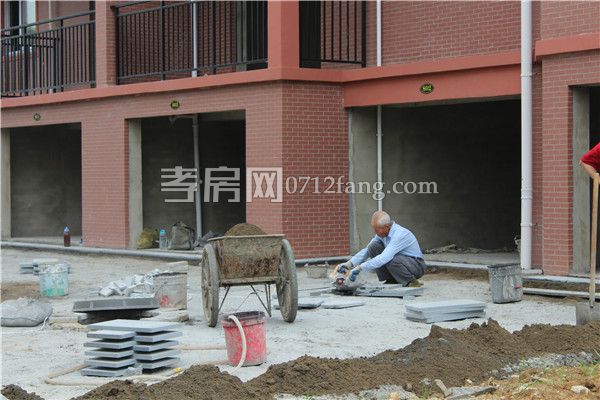 2018053015025028513lbubfm.jpg 工人正在施工.jpg