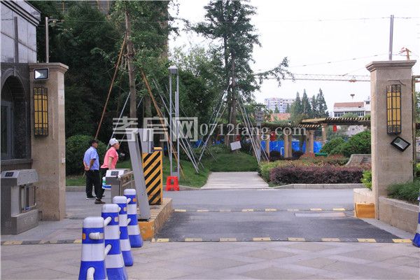 2018060815251240964kei6vk.jpg 小區(qū)入口.jpg