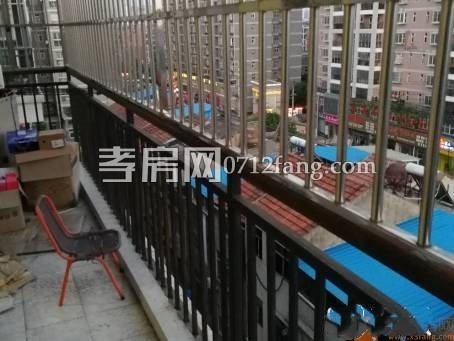   A3272  富康小區(qū) 3/7 三室二廳二衛(wèi) 中裝 兩證滿五 面積155平米 售價(jià)70萬