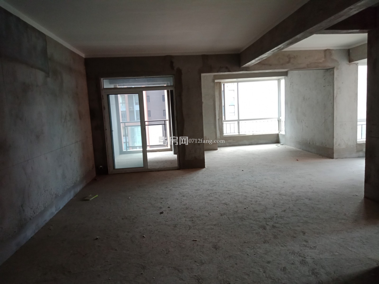 D353園北單位房三室二廳一衛(wèi)7/7毛坯兩證滿二144平米62萬有鑰匙