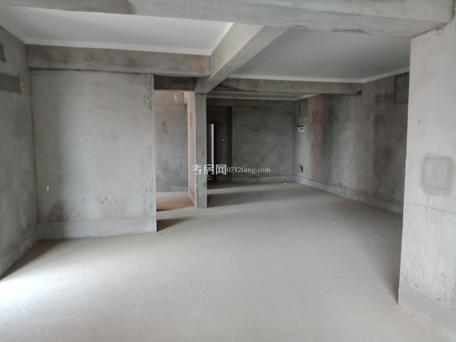 D353園北單位房三室二廳一衛(wèi)7/7毛坯兩證滿二144平米62萬有鑰匙