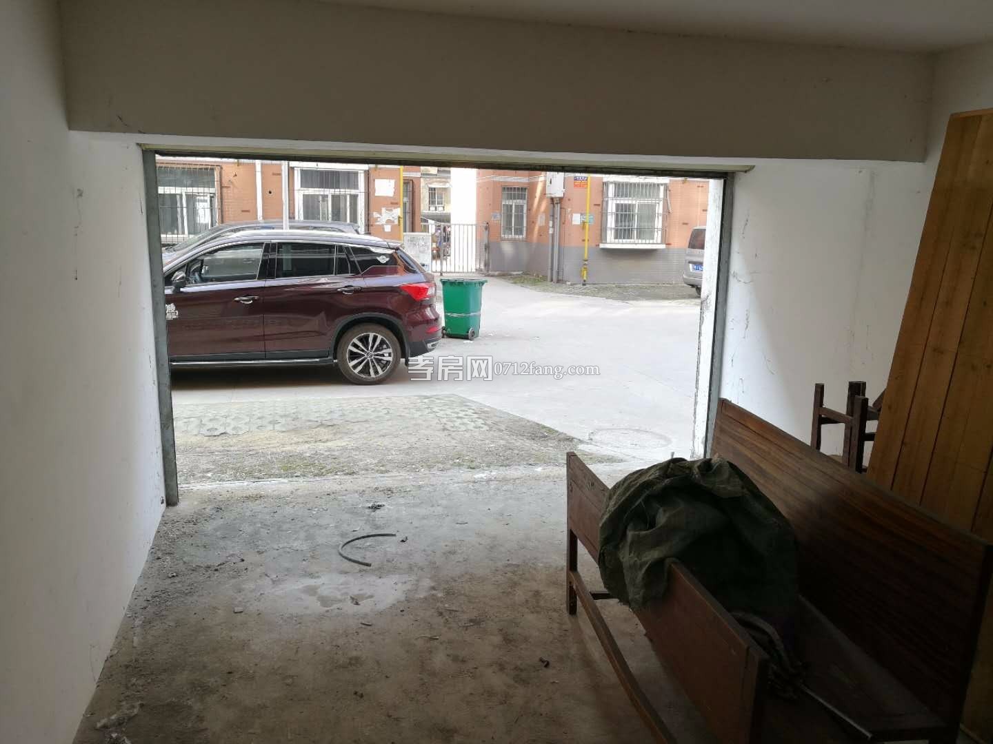 城市花園二期地面架空層車(chē)庫(kù)