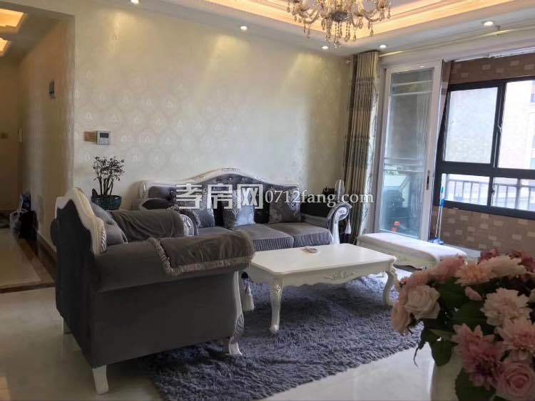 東城區(qū)中建國際二期 裝修經(jīng)典三房證滿兩年，觀景房