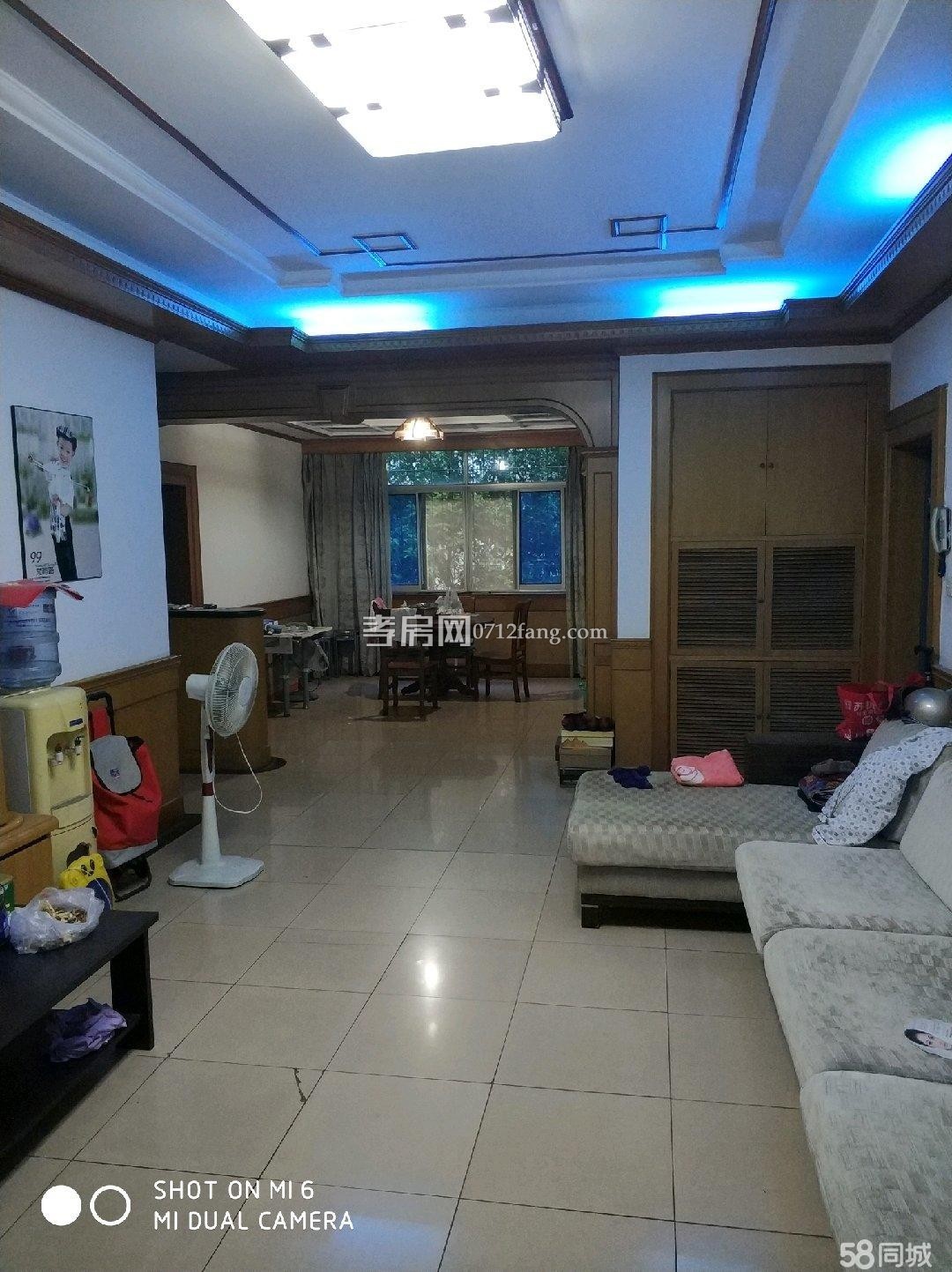 A3272富康小区3/7三室二厅二卫中装两证满五面积155平米售价70万