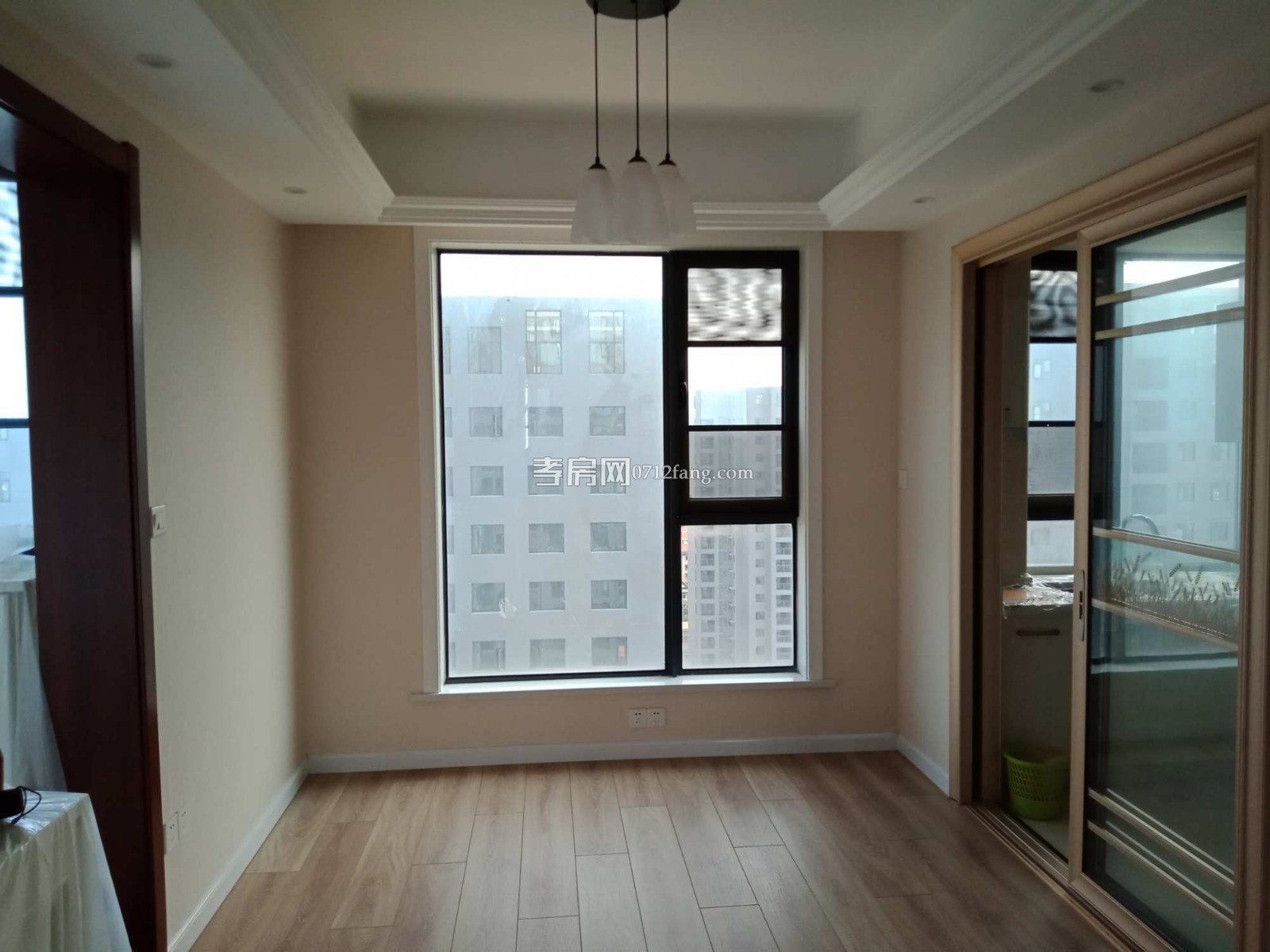 A3385乾坤新城三室二廳一衛(wèi)精裝未住人20/28不動(dòng)產(chǎn)面積109.5平米售價(jià)92萬