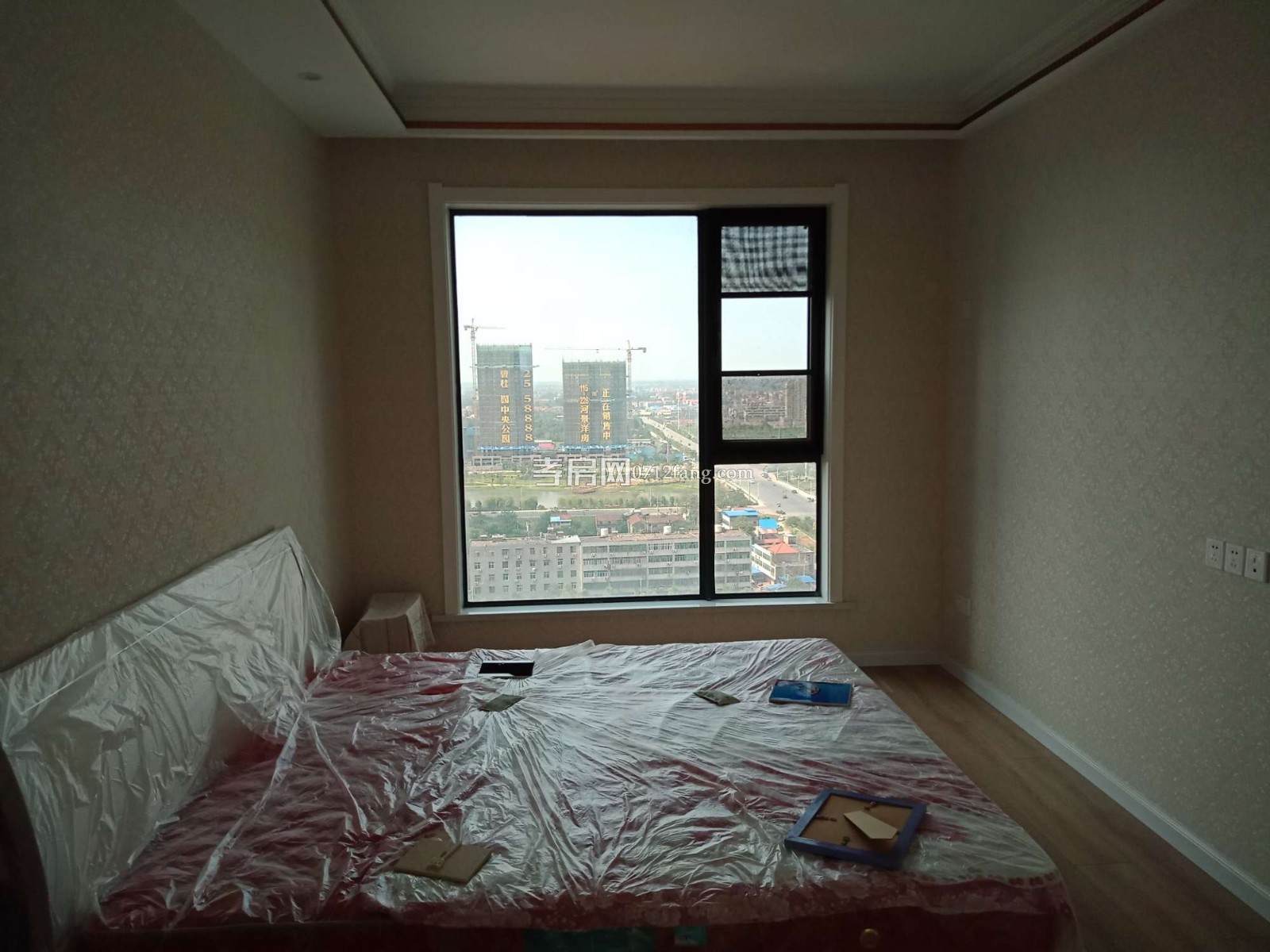 A3385乾坤新城三室二廳一衛(wèi)精裝未住人20/28不動(dòng)產(chǎn)面積109.5平米售價(jià)92萬