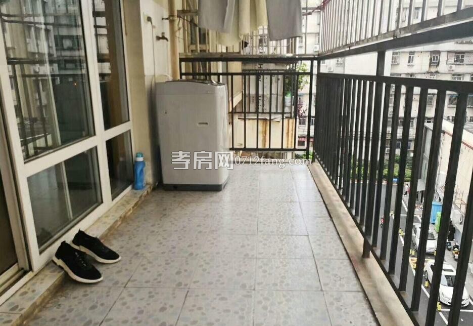 D1193蔚蓝新都4/7精装3/2/2一楼有10平米的储藏室131.6平米售价118万