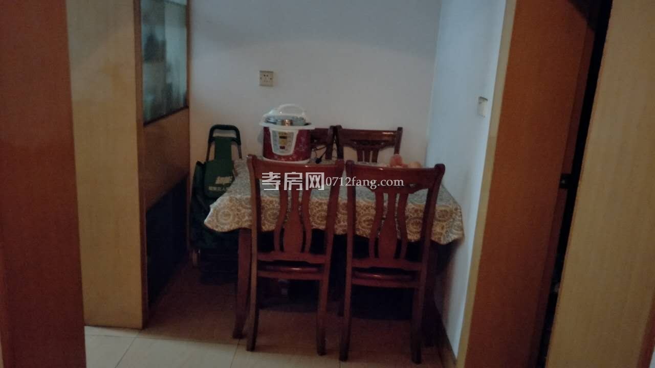 D661東苑小區(qū)一期5/7中裝2/2/1雙陽(yáng)臺(tái)兩證滿五面積81.25平米售價(jià)47萬(wàn)