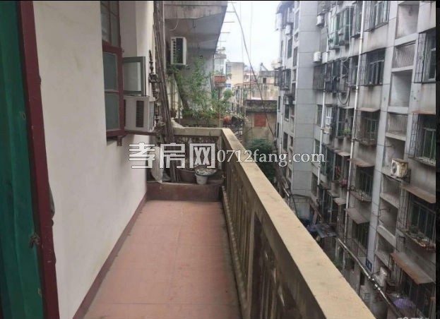 C1223解放街單位房4/63/1/1簡裝兩證滿五面積80.97平米售價28萬可談