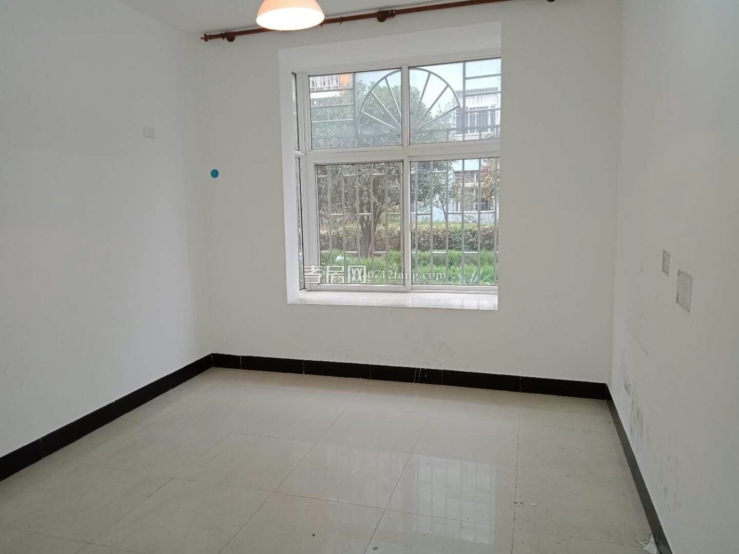 A3570建設(shè)路軍轉(zhuǎn)小區(qū)3/2/13/7簡裝兩證滿五面積95平售價(jià)45萬