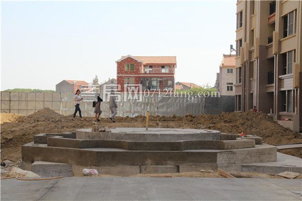 噴泉修建中.jpg