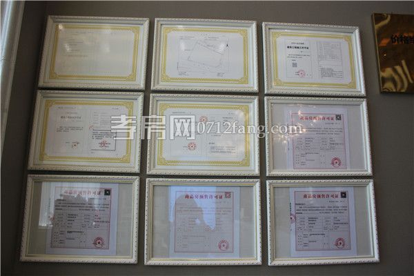 2018103010174276223wwhand.jpg 證件.jpg