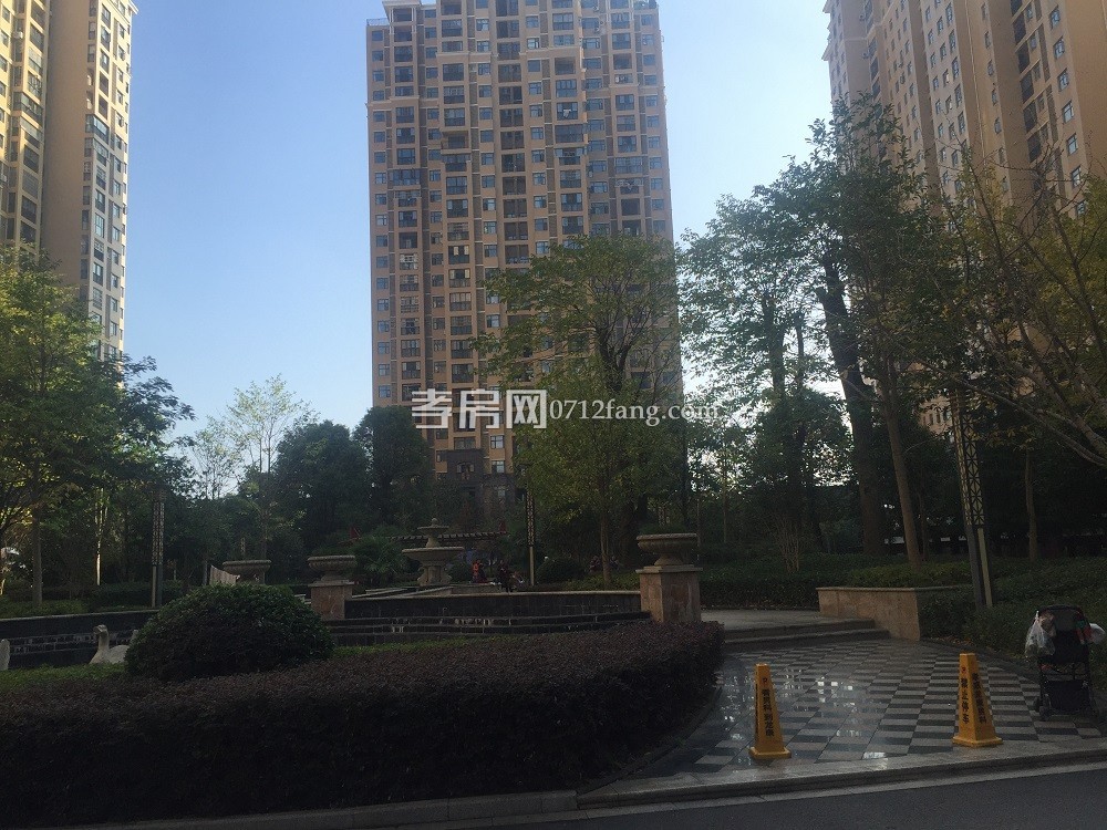 孝感市董永路三室兩廳兩衛(wèi)大陽臺電梯精裝房出租