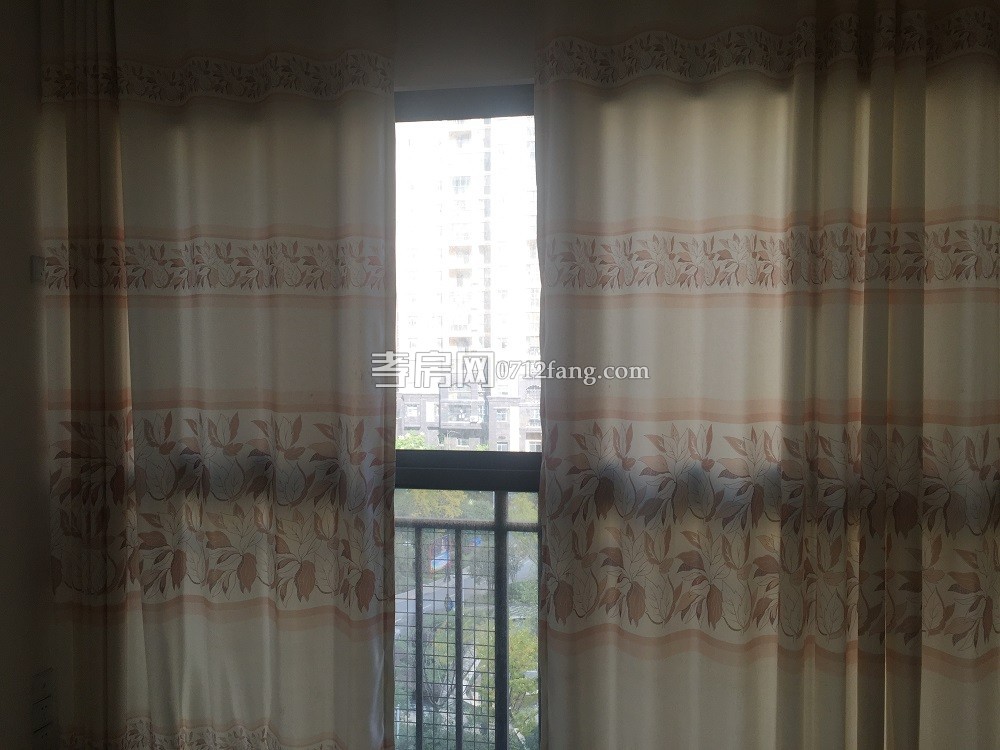 孝感市董永路三室兩廳兩衛(wèi)大陽(yáng)臺(tái)電梯精裝房出租