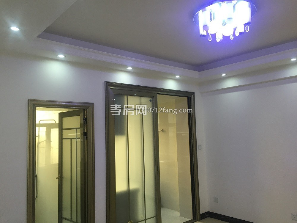 孝感市董永路三室兩廳兩衛(wèi)大陽(yáng)臺(tái)電梯精裝房出租