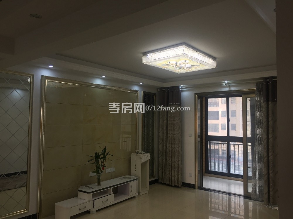 孝感市董永路三室兩廳兩衛(wèi)大陽(yáng)臺(tái)電梯精裝房出租