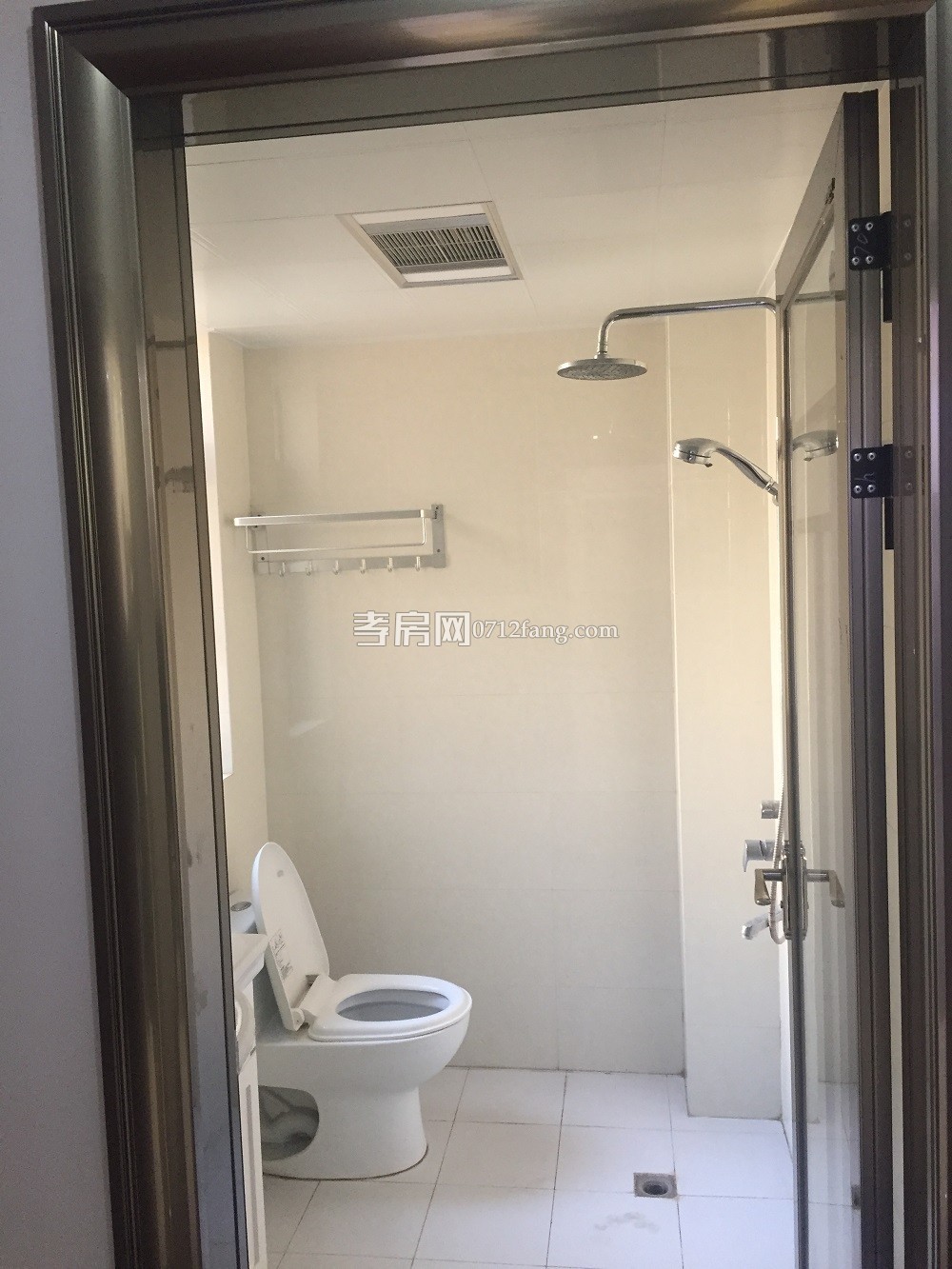 孝感市董永路三室兩廳兩衛(wèi)大陽(yáng)臺(tái)電梯精裝房出租