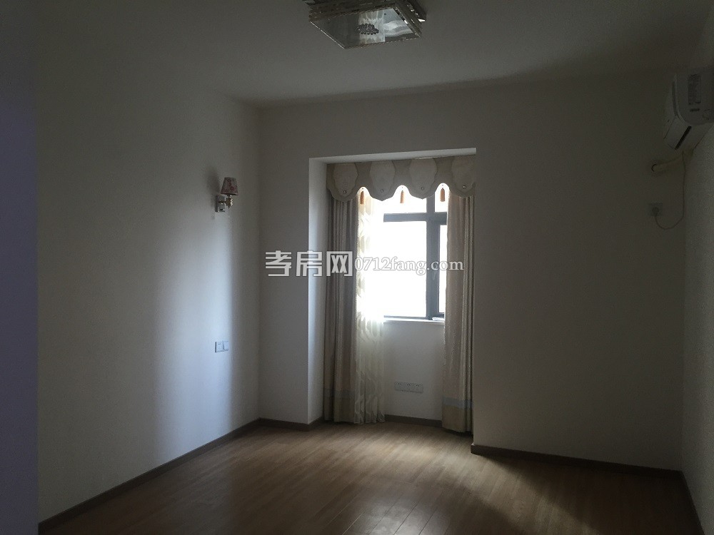 孝感市董永路三室兩廳兩衛(wèi)大陽(yáng)臺(tái)電梯精裝房出租