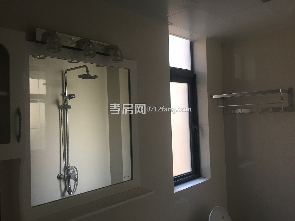 孝感市董永路三室兩廳兩衛(wèi)大陽(yáng)臺(tái)電梯精裝房出租