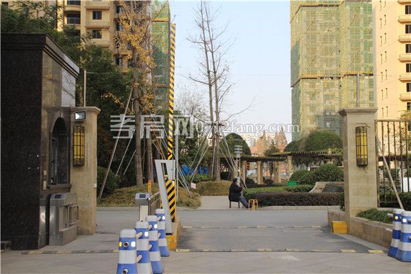 小區(qū)入口.jpg